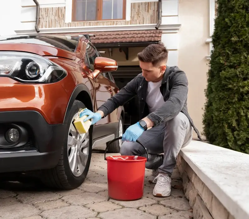 Lavage auto à domicile Saint-Jean-Pla-de-Corts : professionnel intervenant sur un véhicule